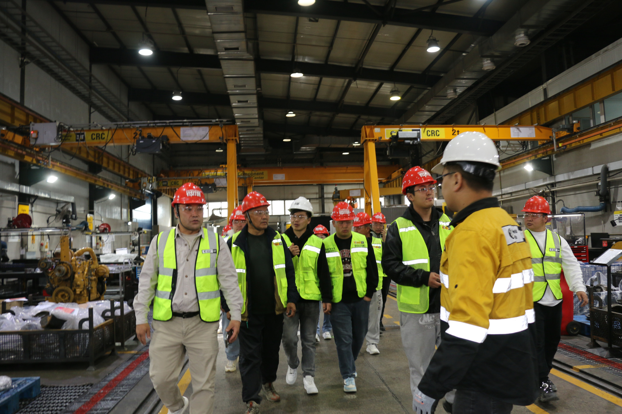 Нийтийн тээврийн үйлчилгээ үзүүлэгч аж ахуйн нэгжүүд “Барловорлд Монголиа” ХХК-ийн техникийн засварын төвтэй танилцлаа